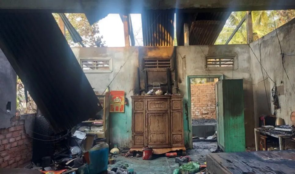 Ngôi nhà bị cháy của ông ngoại Thiện sau khi lực lượng công an dập tắt Ngôi nhà bị cháy của ông ngoại Thiện sau khi lực lượng công an dập tắt