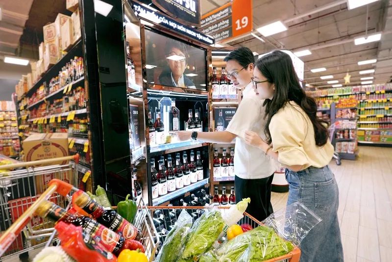 Người tiêu dùng mua sắm sản phẩm Masan Consumer - Nước mắm Chin-Su ủ chượp 365 ngày. Người tiêu dùng mua sắm sản phẩm Masan Consumer - Nước mắm Chin-Su ủ chượp 365 ngày.