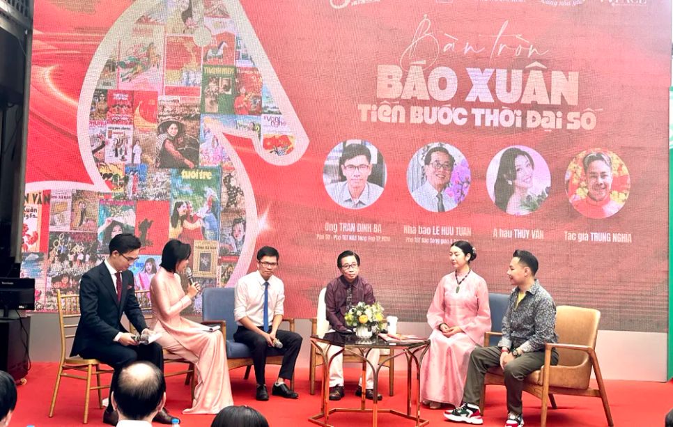 Các khách mời tham gia bàn tròn “Báo Xuân tiến bước thời đại số”