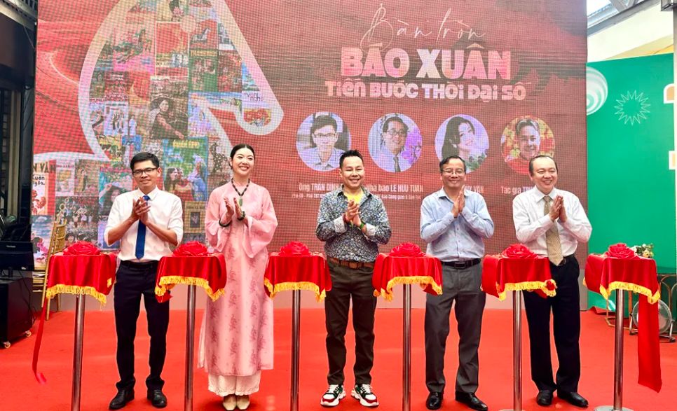 Các khách mời thực hiện nghi thức cắt băng khai mạc triển lãm 