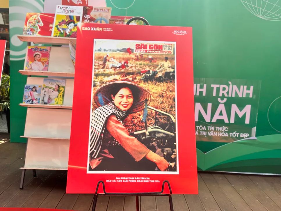 Hình ảnh bìa Báo Xuân Sài Gòn Giải Phóng năm Bính Thìn 1976