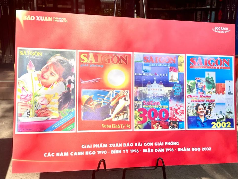 Hình ảnh bìa Báo Xuân Sài Gòn Giải Phóng qua các năm, đang được trưng bày tại Đường sách TPHCM