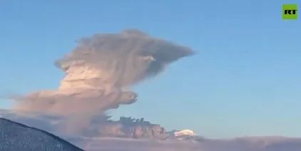 Cột tro bụi phun cao sau khi núi lửa Shiveluch phun trào. Ảnh: RUSSIA TODAY