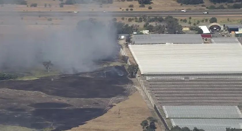 Đám cháy ở khu vực Bullsbrook lan đến gần một trang trại trồng dâu tây. Ảnh: ABC News