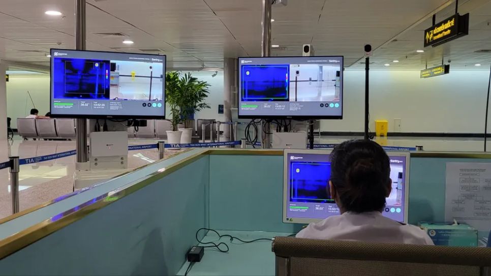 Lực lượng kiểm dịch TPHCM giám sát hành khách đến từ vùng có dịch Lực lượng kiểm dịch TPHCM giám sát hành khách đến từ vùng có dịch