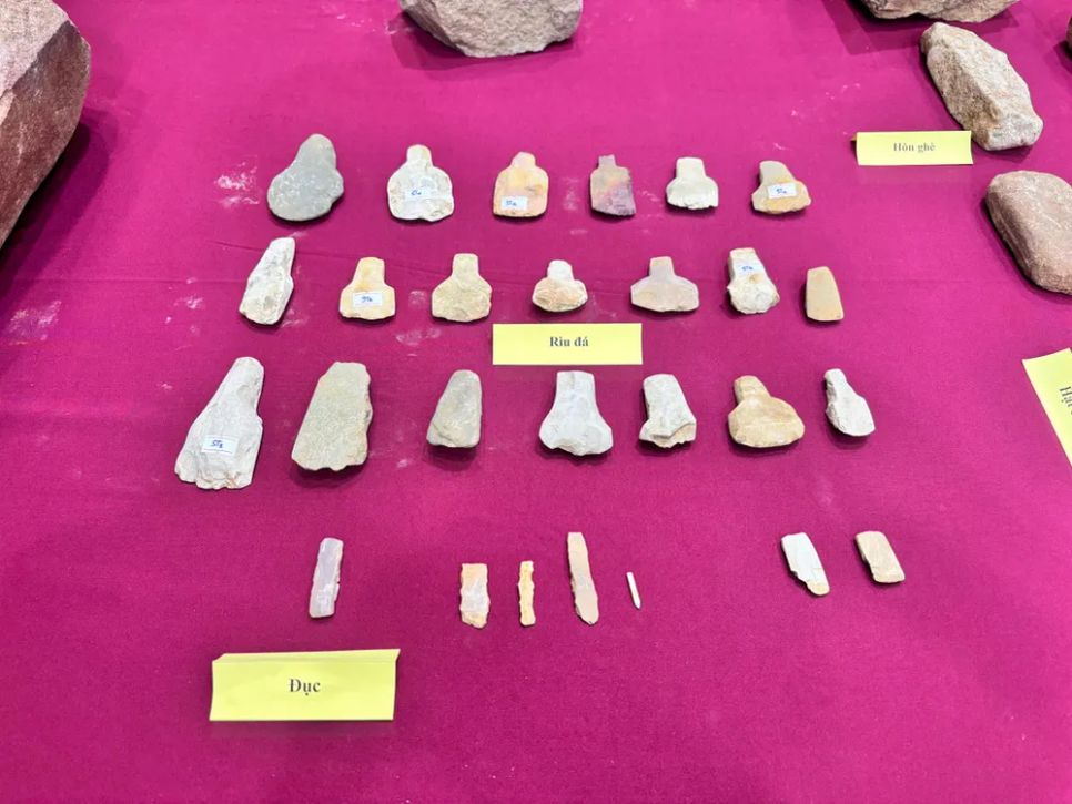 Nhiều hiện vật được tìm thấy tại di chỉ khảo cổ Thác Hai