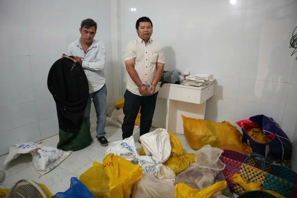 Các đối tượng cùng tang vật là túi lưới đựng chó, mèo