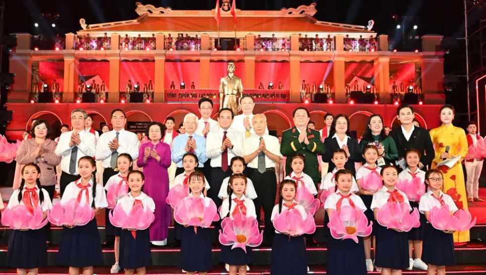 <p> Các đồng chí lãnh đạo Đảng, Nhà nước, nguyên lãnh đạo Đảng, Nhà nước cùng lãnh đạo TPHCM chụp ảnh trước tượng Bác Hồ ra đi tìm đường cứu nước tại Bến Nhà Rồng. Ảnh: VIỆT DŨNG </p>