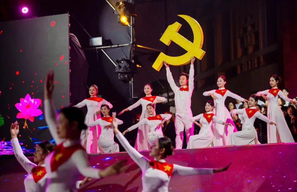 Phần biểu diễn tại điểm cầu Hà Nội. Ảnh VIẾT CHUNG