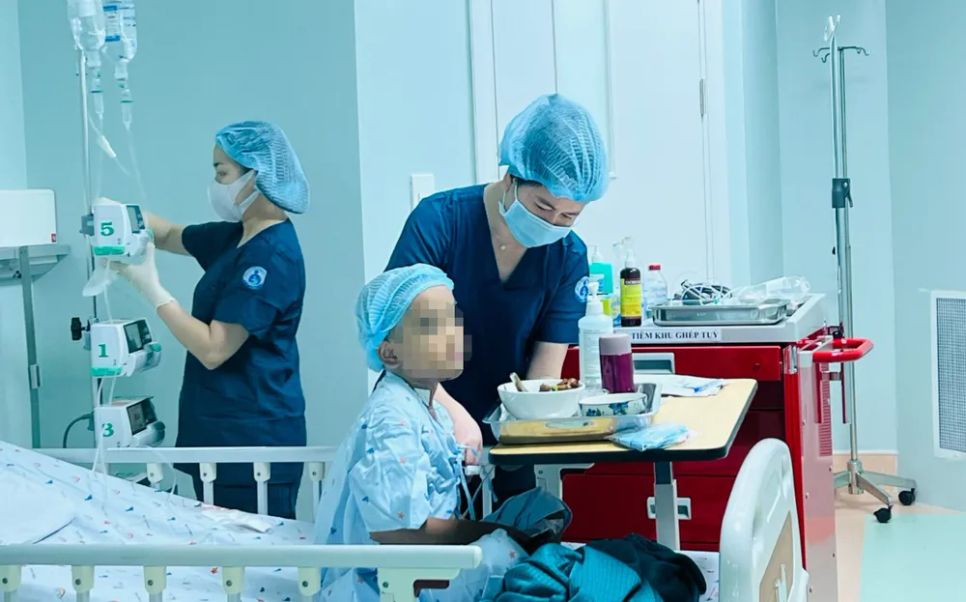 Bệnh nhi được chăm sóc kỹ lưỡng trong thời gian thực hiện ghép tế bào gốc tạo máu Bệnh nhi được chăm sóc kỹ lưỡng trong thời gian thực hiện ghép tế bào gốc tạo máu