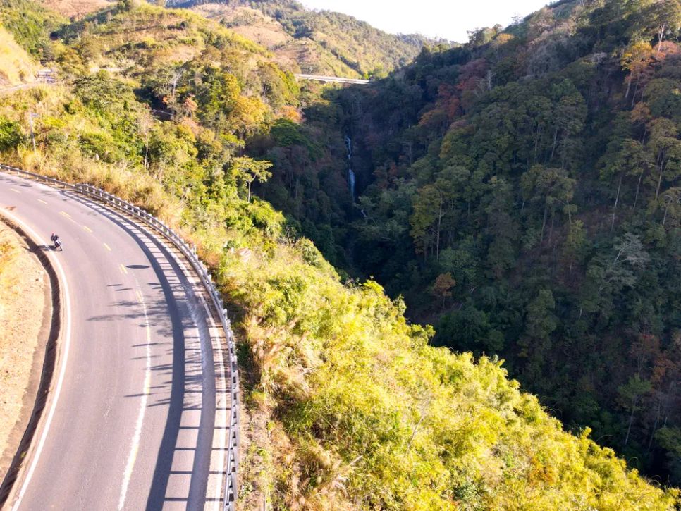 Rực rỡ sắc màu trên cung đường đèo Măng Đen