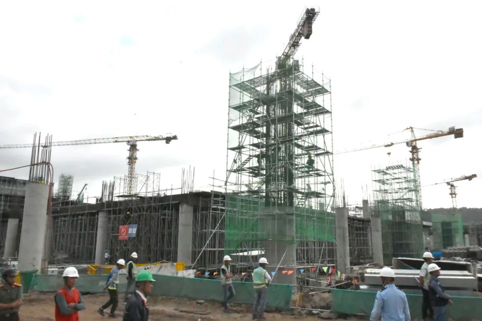 Các mốc hoàn thành chính của dự án mở rộng Cảng hàng không quốc tế Phú Quốc gồm: đường cất hạ cánh hoàn thành ngày 30-6-2026; nhà ga VIP hoàn thành ngày 30-9-2026; nhà ga T2 (giai đoạn 1) hoàn thành ngày 30-12-2026.