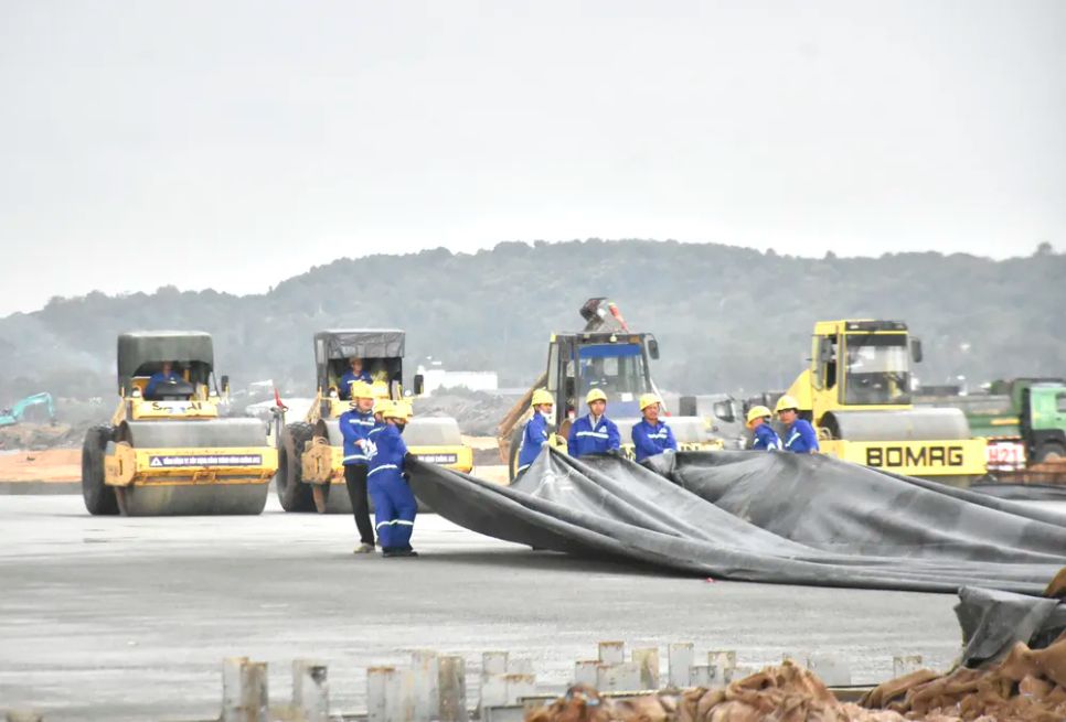 Các nhà thầu huy động hàng trăm công nhân cùng máy móc, thiết bị tổ chức thi công ngày đêm tại đường cất hạ cánh số 2 (dự án mở rộng Cảng hàng không quốc tế Phú Quốc)