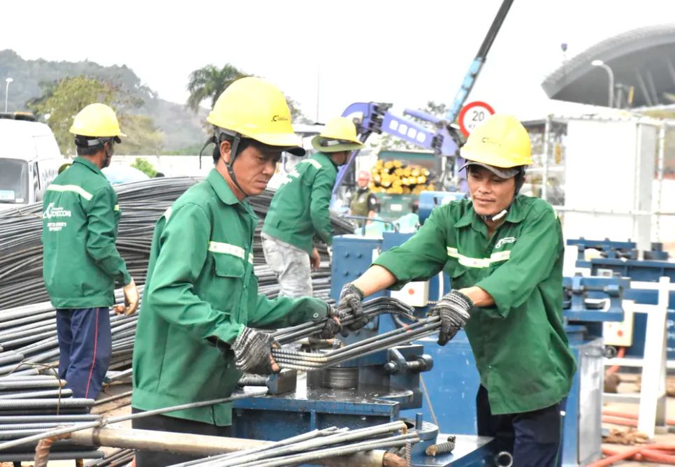 Công nhân gia công cốt thép trên công trường Nhà ga T2 (dự án đầu tư mở rộng Cảng hàng không quốc tế Phú Quốc)