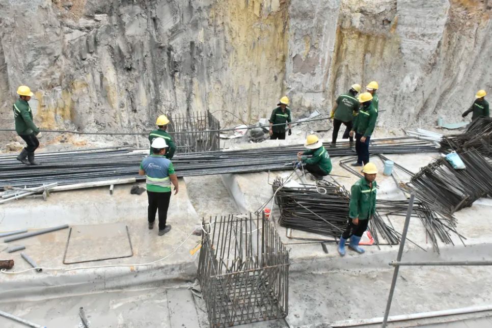 Công nhân thi công đường hầm Nhà ga T2 (dự án đầu tư mở rộng Cảng hàng không quốc tế Phú Quốc)