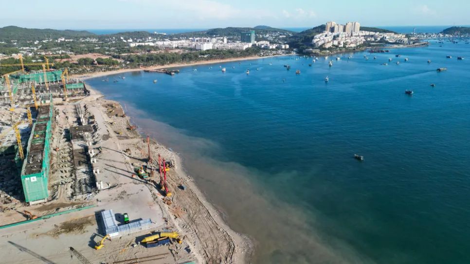 Dự án Trung tâm tổ chức Hội nghị APEC có quy mô hơn 16ha, gồm các hạng mục: Trung tâm hội nghị và triển lãm (3 tầng nổi, 1 tầng hầm, tối thiểu 6.500 chỗ), nhà hát đa năng (6 tầng nổi, 1 tầng hầm, khoảng 4.000 chỗ), công viên APEC và hệ thống hạ tầng kỹ thuật đồng bộ