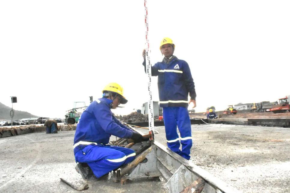 Không khí lao động khẩn trương trên công trường phản ánh quyết tâm của các đơn vị thi công trong việc đưa dự án về đích đúng kế hoạch.