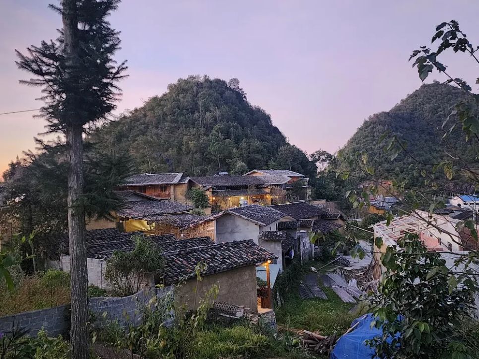 Lô Lô Chải dưới chân cột cờ Lũng Cú (Tuyên Quang), một trong những điểm cầu kết nối mùa xuân