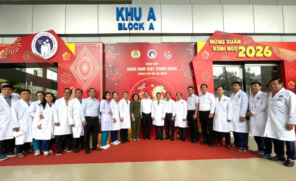 Đồng chí Nguyễn Phước Lộc chụp hình lưu niệm với các bác sĩ Bệnh viện Răng Hàm Mặt Trung ương. Ảnh: HOÀNG HÙNG