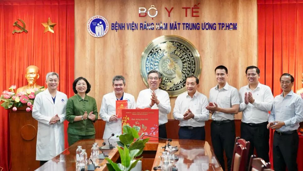 Đồng chí Nguyễn Phước Lộc thăm, chúc mừng Bệnh viện Răng Hàm Mặt Trung ương. Ảnh: HOÀNG HÙNG