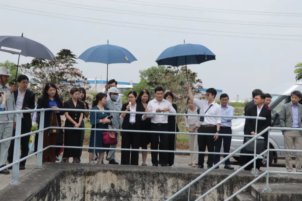 Đoàn tham quan thực tế hệ thống xử lý nước thải tại PM3 SIP. Ảnh: QUANG VŨ