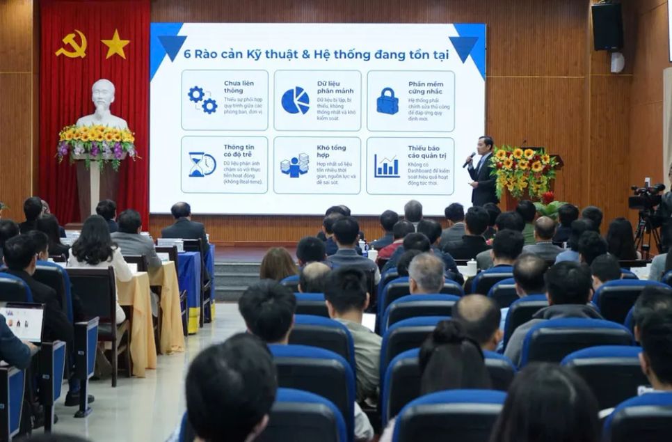 Phiên thảo luận chuyên đề nhằm trao đổi kinh nghiệm, tiếp nhận ý kiến đóng góp từ các chuyên gia, nhà quản lý giáo dục và đối tác công nghệ. Ảnh: XUÂN QUỲNH