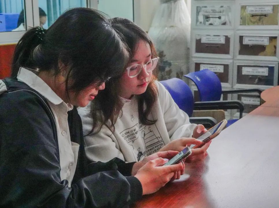 Sinh viên nhận thông báo trực tiếp thông qua ứng dụng di động. Ảnh: XUÂN QUỲNH