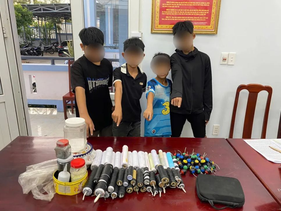 Những quả pháo nổ tự chế do nhóm học sinh làm theo hướng dẫn trên mạng. Ảnh: CÔNG AN XÃ PHƯỚC DINH Những quả pháo nổ tự chế do nhóm học sinh làm theo hướng dẫn trên mạng. Ảnh: CÔNG AN XÃ PHƯỚC DINH