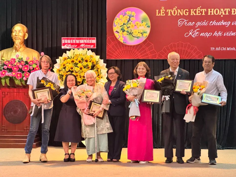 Đồng chí Thân Thị Thư và đồng chí Đinh Thị Thanh Thúy trao Biểu trưng vinh danh đến các nhà văn, nhà thơ có nhiều giải thưởng, đóng góp nổi bật trong năm qua Đồng chí Thân Thị Thư và đồng chí Đinh Thị Thanh Thúy trao Biểu trưng vinh danh đến các nhà văn, nhà thơ có nhiều giải thưởng, đóng góp nổi bật trong năm qua