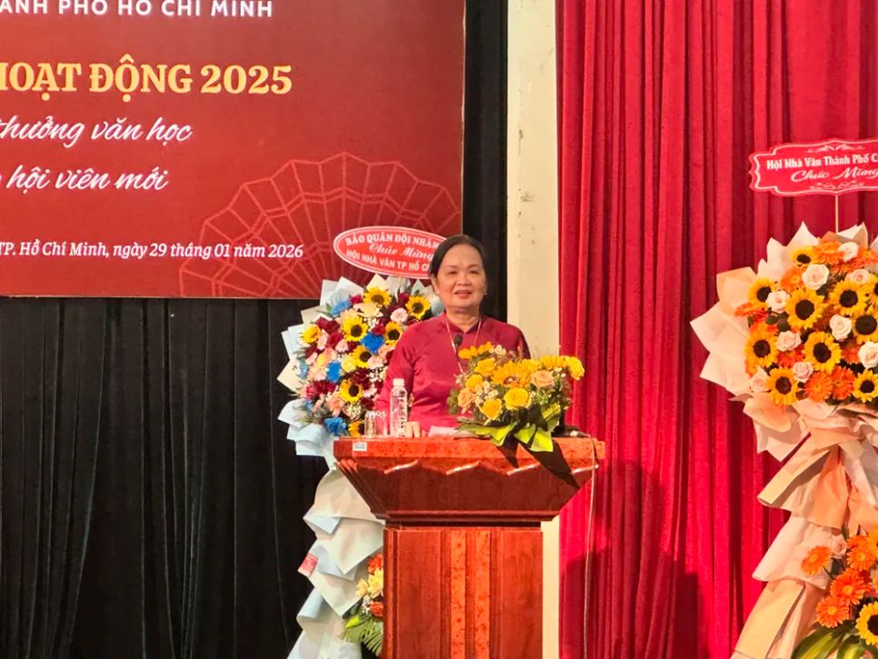 Nhà văn Bích Ngân, Chủ tịch Hội Nhà văn TPHCM phát biểu tại buổi lễ Nhà văn Bích Ngân, Chủ tịch Hội Nhà văn TPHCM phát biểu tại buổi lễ