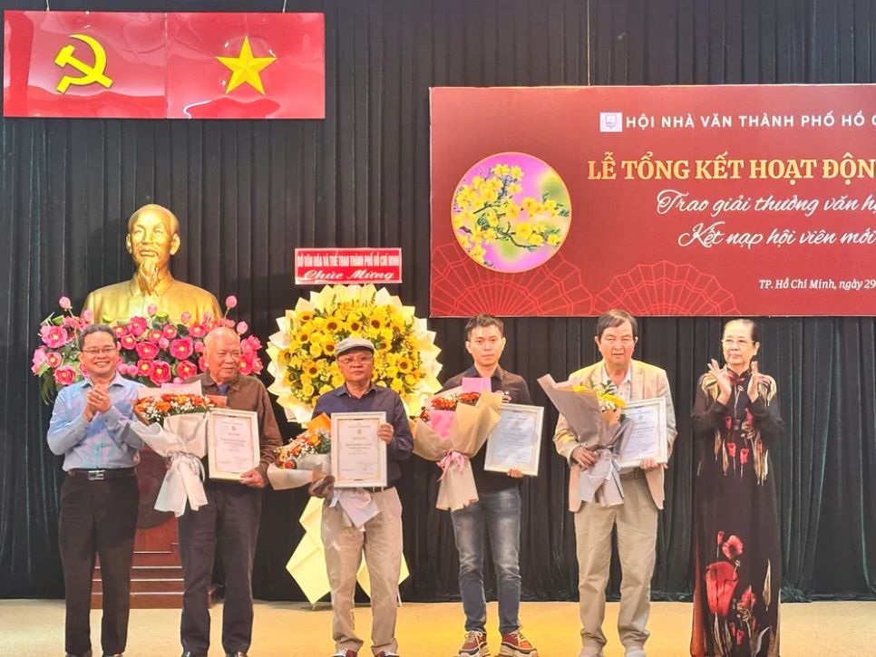 Phó Chủ tịch Ủy ban MTTQ Việt Nam TPHCM Phạm Minh Tuấn và Chủ tịch Hội Điện ảnh TPHCM Dương Cẩm Thúy trao tặng thưởng cho các tác giả Phó Chủ tịch Ủy ban MTTQ Việt Nam TPHCM Phạm Minh Tuấn và Chủ tịch Hội Điện ảnh TPHCM Dương Cẩm Thúy trao tặng thưởng cho các tác giả