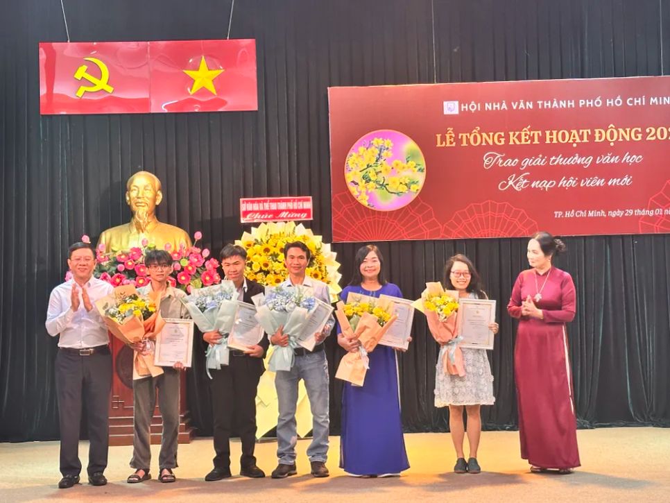 Phó Giám đốc Sở VH-TT TPHCM Nguyễn Ngọc Hồi và nhà văn Bích Ngân, trao giải thưởng Hội Nhà văn TPHCM năm 2025 cho các tác giả Phó Giám đốc Sở VH-TT TPHCM Nguyễn Ngọc Hồi và nhà văn Bích Ngân, trao giải thưởng Hội Nhà văn TPHCM năm 2025 cho các tác giả