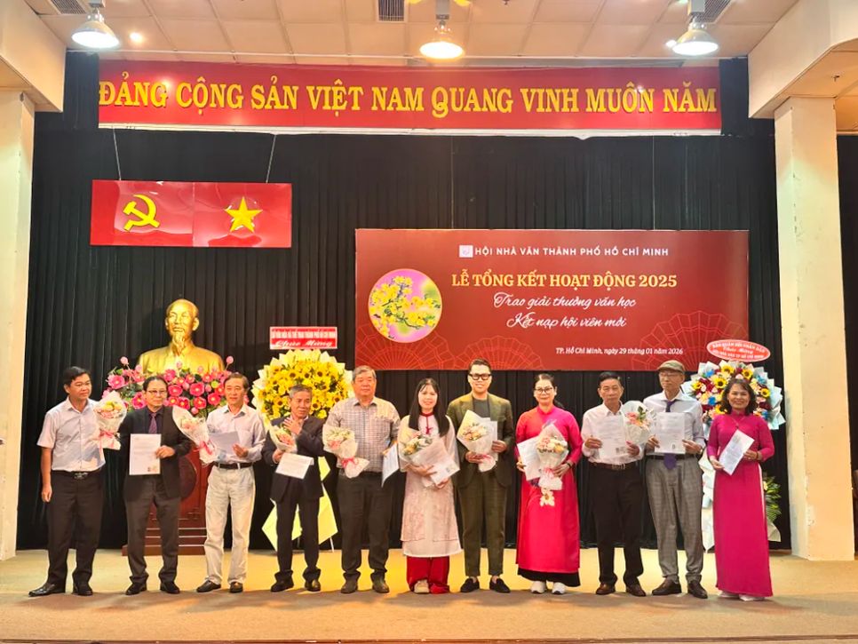 Phó Trưởng Ban Tuyên giáo và Dân vận Thành ủy TPHCM Lê Văn Minh và Phó Chủ tịch Hội Nhà văn TPHCM Trầm Hương, trao giấy chứng nhận và thẻ hội viên cho các tác giả vừa được kết nạp Phó Trưởng Ban Tuyên giáo và Dân vận Thành ủy TPHCM Lê Văn Minh và Phó Chủ tịch Hội Nhà văn TPHCM Trầm Hương, trao giấy chứng nhận và thẻ hội viên cho các tác giả vừa được kết nạp