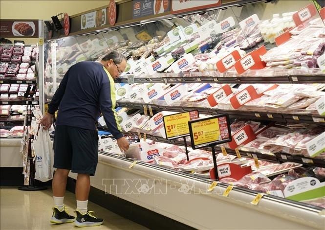 Người dân mua sắm tại siêu thị ở Millbrae, Mỹ. Ảnh tư liệu: THX/TTXVN