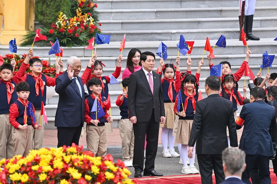 Chủ tịch nước Lương Cường và Chủ tịch Hội đồng châu Âu António Costa với thiếu nhi Thủ đô Hà Nội. Ảnh VGP/Nhật Bắc Chủ tịch nước Lương Cường và Chủ tịch Hội đồng châu Âu António Costa với thiếu nhi Thủ đô Hà Nội. Ảnh VGP/Nhật Bắc