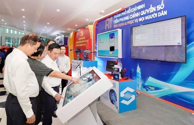 Dữ liệu là nền tảng cốt lõi của công tác chuyển đổi số, trong ảnh là khu vực triển lãm không gian chuyển đổi số tại Đại hội đại biểu Đảng bộ TPHCM lần thứ I, nhiệm kỳ 2025-2030. Ảnh: HOÀNG HÙNG Dữ liệu là nền tảng cốt lõi của công tác chuyển đổi số, trong ảnh là khu vực triển lãm không gian chuyển đổi số tại Đại hội đại biểu Đảng bộ TPHCM lần thứ I, nhiệm kỳ 2025-2030. Ảnh: HOÀNG HÙNG