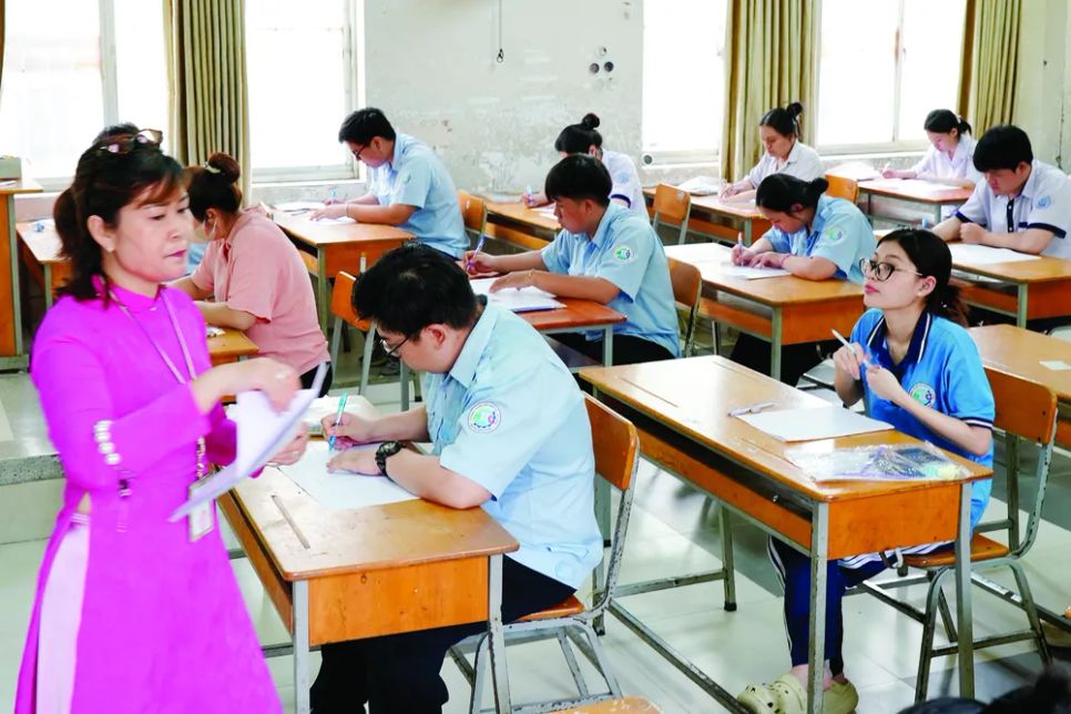 Thí sinh tại điểm thi Trường THPT Nguyễn Hữu Thọ làm bài môn Ngữ văn - môn thi đầu tiên của kỳ thi tốt nghiệp THPT 2025, sáng 26-6- 2025 (Ảnh: HOÀNG HÙNG)