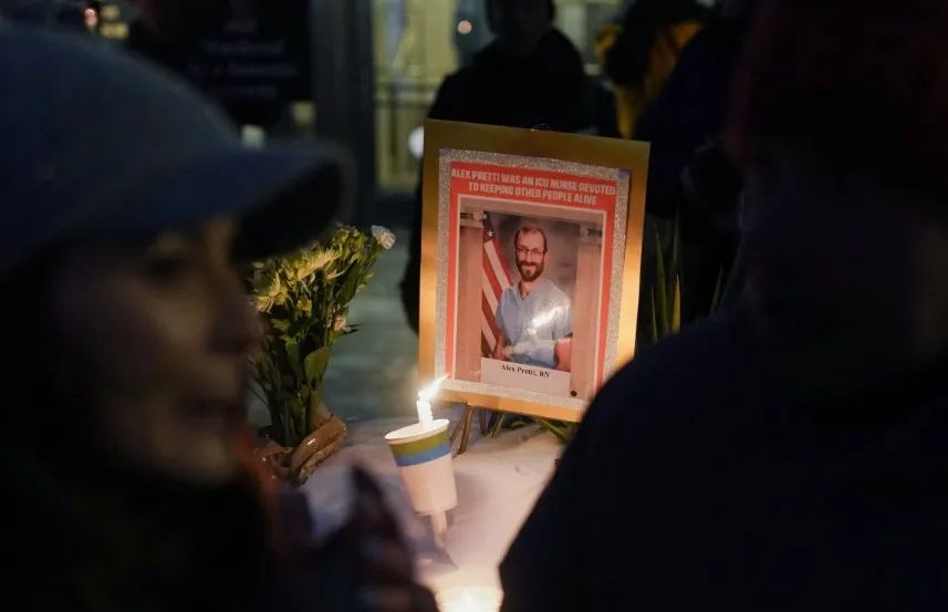 Người dân tưởng niệm Alex Pretti, người thiệt mạng do các đặc vụ liên bang nổ súng tại bang Minnesota, Mỹ. Ảnh: PBS