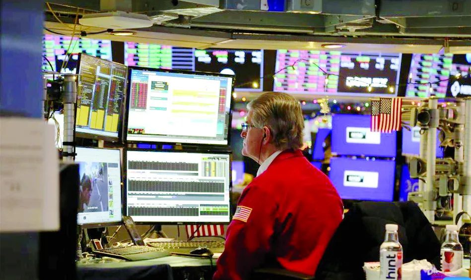 Nhân viên giao dịch theo dõi chỉ số chứng khoán tại Sàn giao dịch chứng khoán New York (Mỹ). <br> ẢNH: XINHUA Nhân viên giao dịch theo dõi chỉ số chứng khoán tại Sàn giao dịch chứng khoán New York (Mỹ). <br> ẢNH: XINHUA