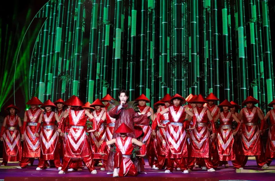 Ca sĩ Đức Phúc biểu diễn ca khúc 