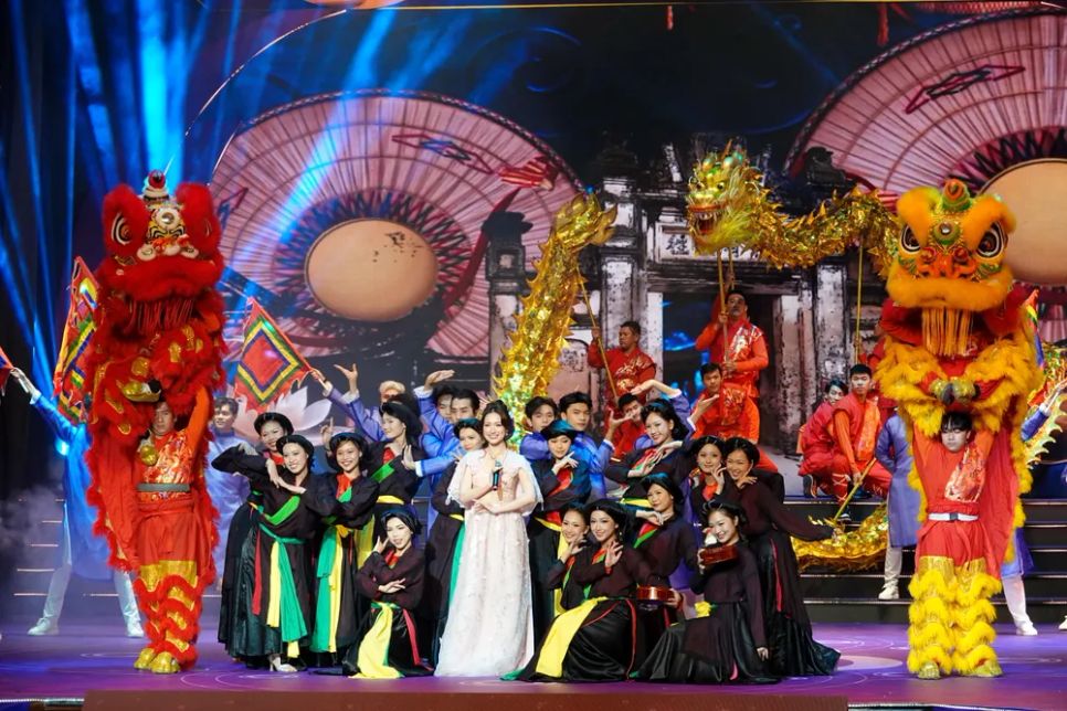 Ca sĩ Hòa Minzy biểu diễn ca khúc Ca sĩ Hòa Minzy biểu diễn ca khúc