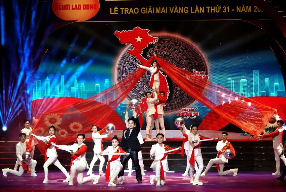 Ca sĩ Tùng Dương biểu diễn ca khúc Ca sĩ Tùng Dương biểu diễn ca khúc