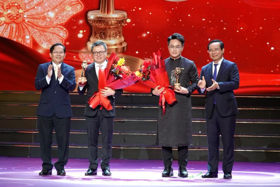 Chủ tịch UBND TPHCM Nguyễn Văn Được và Tổng Biên tập Báo Người Lao Động Tô Đình Tuân trao Giải Mai Vàng cho chương trình nghệ thuật chính luận được yêu thích nhất: Mùa xuân TPHCM – Bước vào kỷ nguyên mới (HTV) và concert Tổ quốc trong tim (Báo Nhân Dân phối hợp UBND TP Hà Nội tổ chức). Ảnh: DŨNG PHƯƠNG.