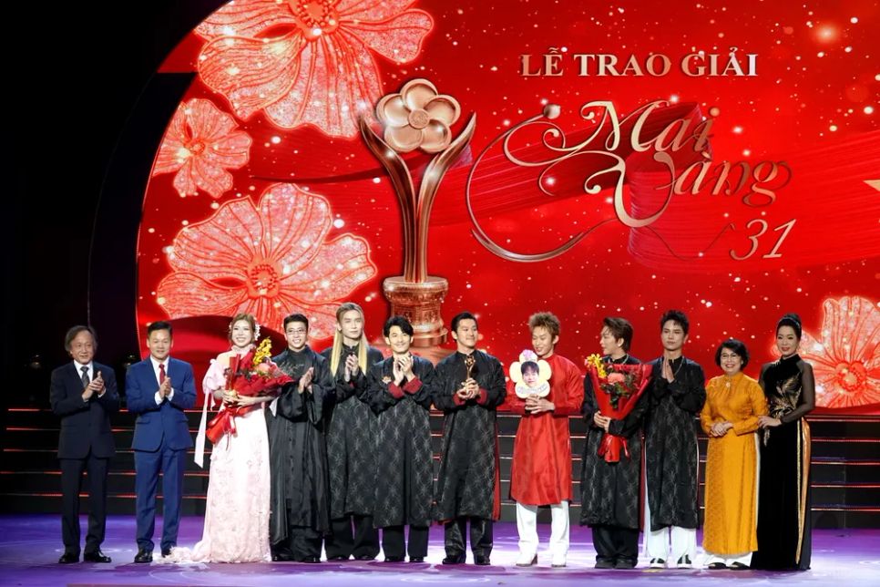 Nguyên Phó Chủ tịch Ủy ban Trung ương MTTQ Việt Nam Tô Thị Bích Châu, Phó Vụ trưởng Vụ Địa phương 3, Ban Tuyên giáo và Dân vận Trung ương Phạm Quý Trọng, cùng NSND Trịnh Kim Chi, NSƯT Trần Vương Thạch trao Giải Mai Vàng cho nhóm hát Nhà Chín Muồi và ca khúc 