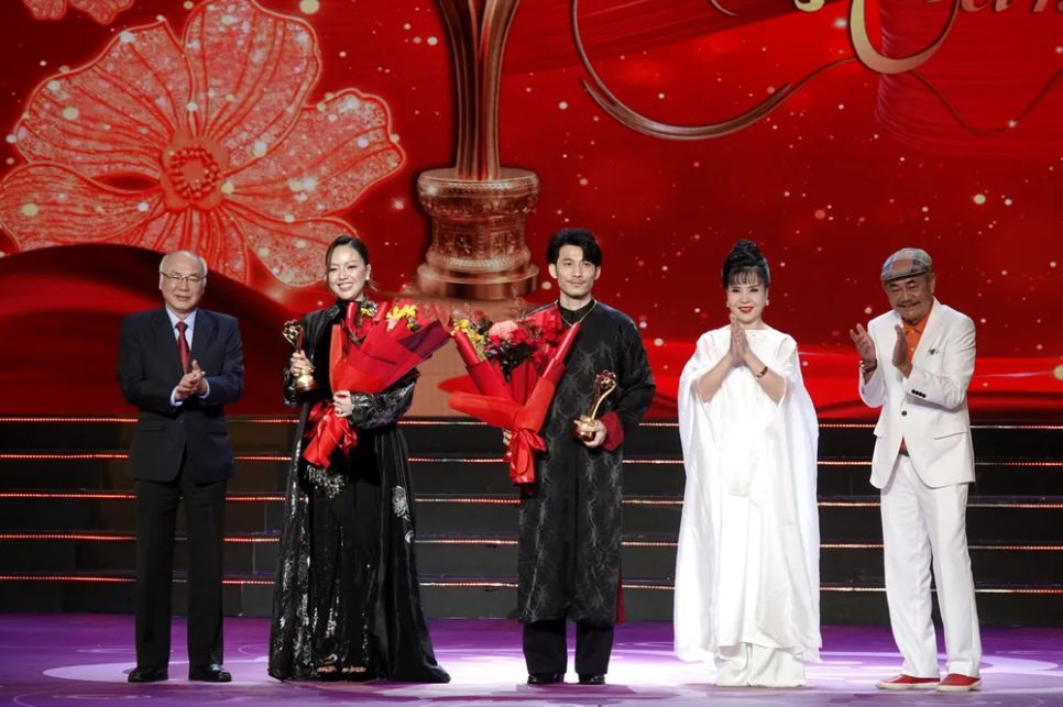 Nguyên Trưởng Ban Tuyên giáo Thành ủy TPHCM Phan Nguyễn Như Khuê, NSND Việt Anh và NSND Lan Hương trao giải “Nam, nữ diễn viên điện ảnh - truyền hình được yêu thích nhất” cho diễn viên Liên Bỉnh Phát và Băng Di. Ảnh: DŨNG PHƯƠNG