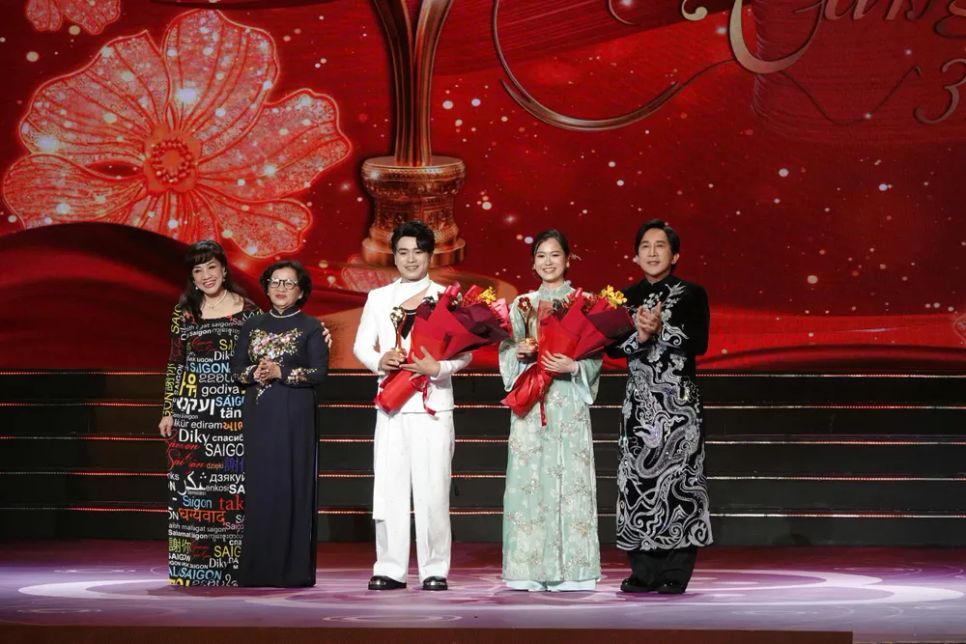 Nguyên Trưởng Ban Tuyên giáo Thành ủy TPHCM Thân Thị Thư và NSƯT Kim Tử Long, NSƯT Phương Hồng Thủy trao Giải Mai Vàng cho diễn viên Lâm Vỹ Dạ và nghệ sĩ Hùng Vương ở hạng mục “Nam, nữ diễn viên sân khấu được yêu thích nhất”. Ảnh: DŨNG PHƯƠNG Nguyên Trưởng Ban Tuyên giáo Thành ủy TPHCM Thân Thị Thư và NSƯT Kim Tử Long, NSƯT Phương Hồng Thủy trao Giải Mai Vàng cho diễn viên Lâm Vỹ Dạ và nghệ sĩ Hùng Vương ở hạng mục “Nam, nữ diễn viên sân khấu được yêu thích nhất”. Ảnh: DŨNG PHƯƠNG