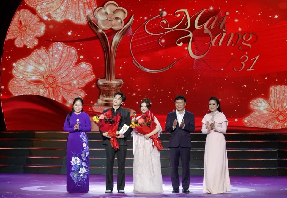 Phó Bí thư Đảng ủy Các cơ quan Đảng TPHCM Lê Thị Hồng Nga, NSND Tạ Minh Tâm và NSND Nguyễn Thị Thanh Thúy chúc mừng ca sĩ Soobin Hoàng Sơn và Hòa Minzy đạt Giải Mai Vàng hạng mục 