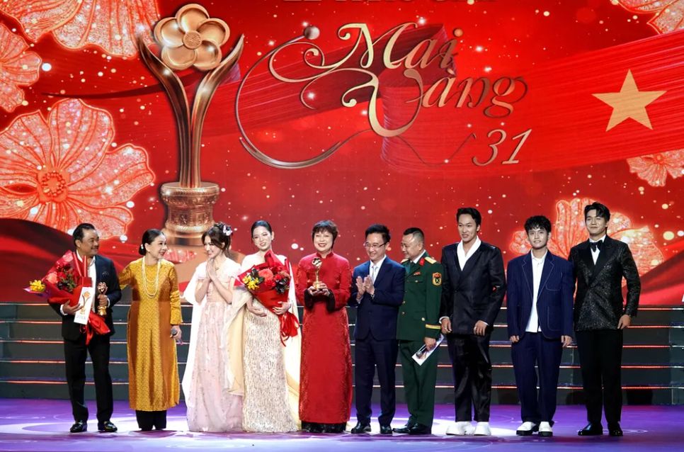 Phó Bí thư Thành ủy TPHCM Đặng Minh Thông cùng NSND Tự Long và NSND Kim Xuân, trao Giải Mai Vàng cho ê kíp phim truyền hình Phó Bí thư Thành ủy TPHCM Đặng Minh Thông cùng NSND Tự Long và NSND Kim Xuân, trao Giải Mai Vàng cho ê kíp phim truyền hình