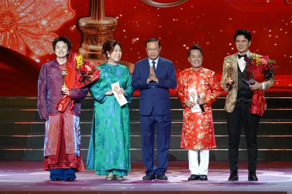 Phó Chủ tịch HĐND TPHCM Nguyễn Văn Thọ, NSND Hồng Vân và NSƯT Minh Nhí trao Giải Mai Vàng hạng mục “Diễn viên hài và Người dẫn chương trình được yêu thích nhất” cho diễn viên hài Duy Khánh Zhou Zhou và MC Vũ Mạnh Cường. Ảnh: DŨNG PHƯƠNG Phó Chủ tịch HĐND TPHCM Nguyễn Văn Thọ, NSND Hồng Vân và NSƯT Minh Nhí trao Giải Mai Vàng hạng mục “Diễn viên hài và Người dẫn chương trình được yêu thích nhất” cho diễn viên hài Duy Khánh Zhou Zhou và MC Vũ Mạnh Cường. Ảnh: DŨNG PHƯƠNG