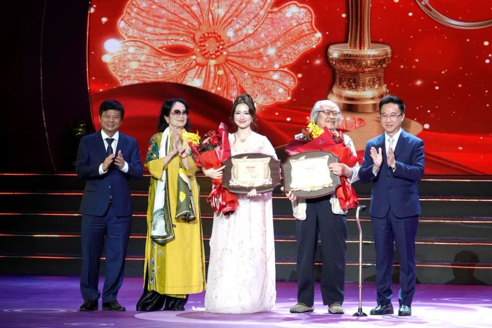 Phó Chủ tịch Hội Nhà Báo Việt Nam Trần Trọng Dũng, Phó Bí thư Thành ủy TPHCM Đặng Minh Thông và NSND Trà Giang trao giải 